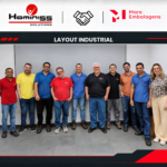 Equipe reunida em ambiente industrial
